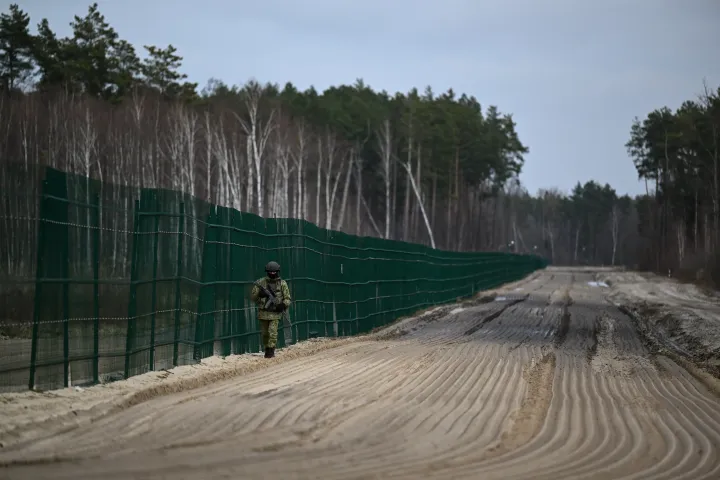 Belarusz határőr járőrözik a lengyel-belarusz-ukrán hármas határnál Divin közelében 2023. február 15-én – Fotó: Natalia Kolesnikova / AFP