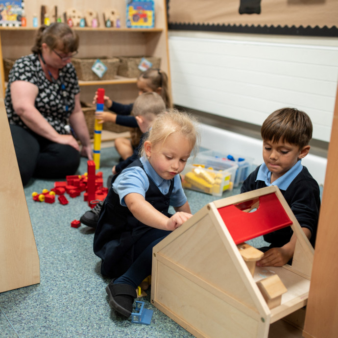 Olyan drága a gyerekgondozás az Egyesült Királyságban, hogy munka helyett inkább otthon maradnak az anyák