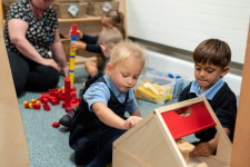 Olyan drága a gyerekgondozás az Egyesült Királyságban, hogy munka helyett inkább otthon maradnak az anyák