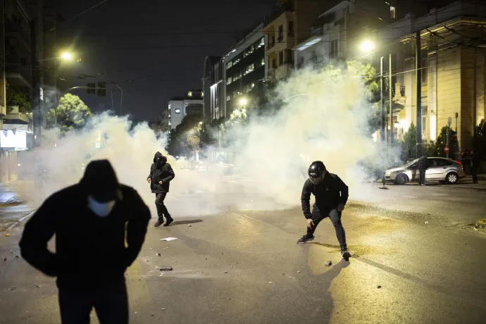 A fővárosi tiltakozásokon a tüntetők összecsaptak a rohamrendőrökkel 2023. március 1-jén – Fotó: Socrates Baltagiannis / Anadolu Agency / AFP
