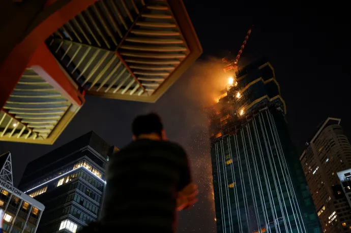 Egész éjszaka lángolt egy épülő felhőkarcoló Hongkongban