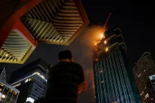 Egész éjszaka lángolt egy épülő felhőkarcoló Hongkongban