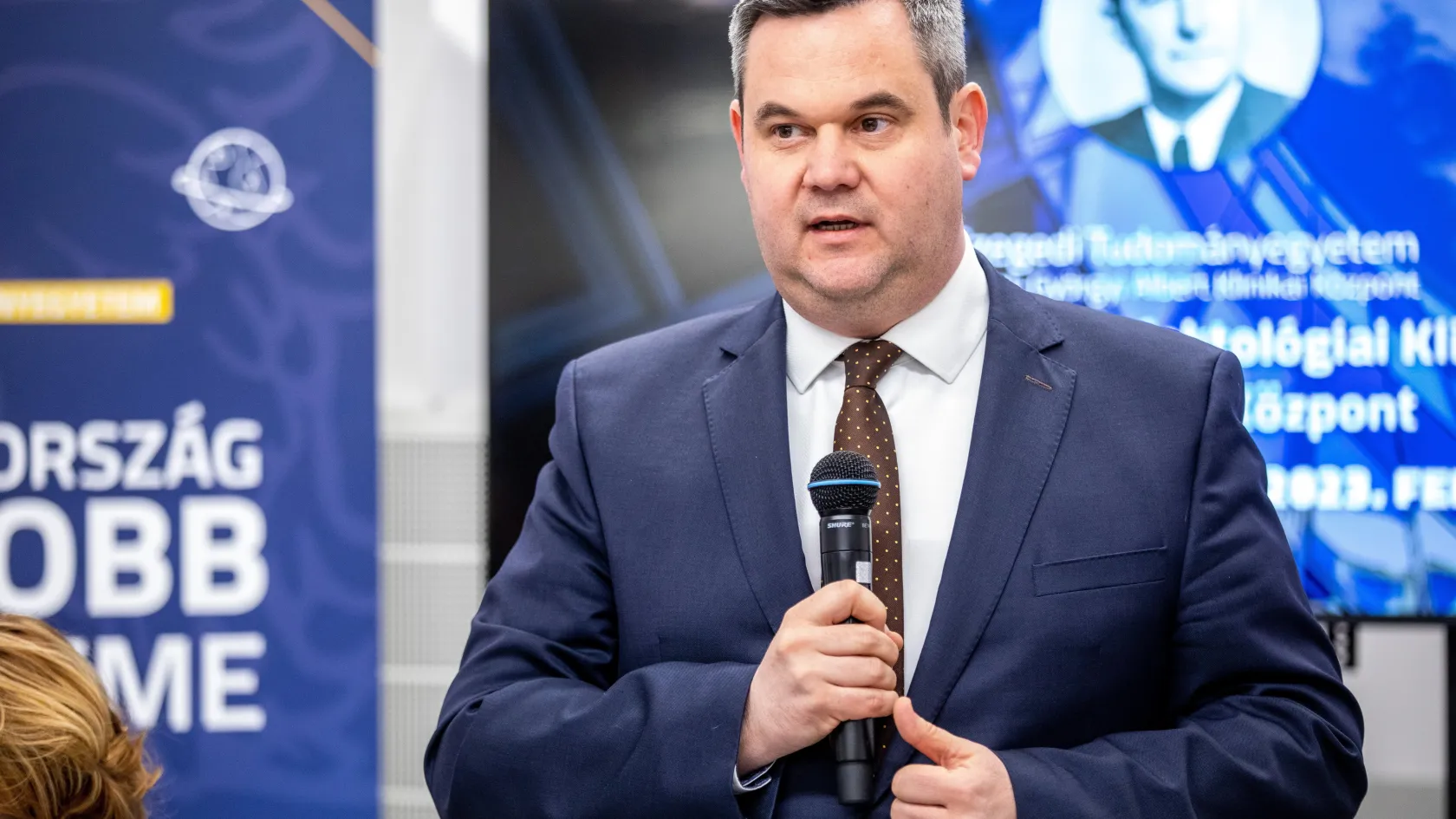 Az egészségügyi államtitkár szerint valójában a kamara által fenyegetett orvosokat védi MOK-ot gyengítő törvény