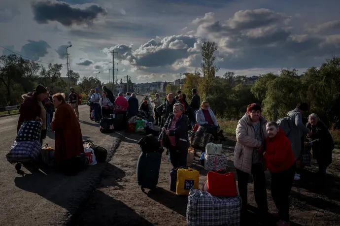Kupjanszki lakosok a város határában 2022 szeptemberében, miután a ukrán csapatok visszafoglalták a várost – Fotó: Huszti István / Telex