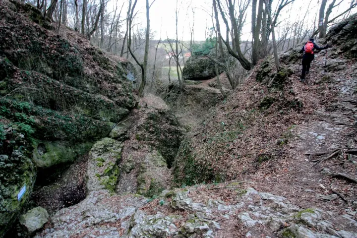 Fent: Kőárok, lent: Kőmosó-szurdok és a cseszneki vár – Fotó: Tenczer Gábor / Telex