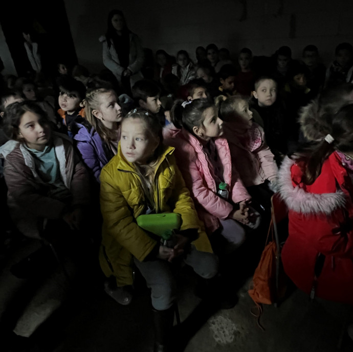 Sötétség reggel: kárpátaljai magyar gyerekek az iskolai óvóhelyen