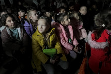 Sötétség reggel: kárpátaljai magyar gyerekek az iskolai óvóhelyen