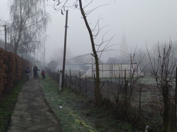 Csongor, úton az iskolába. Fotó: Kolozsi Ádám