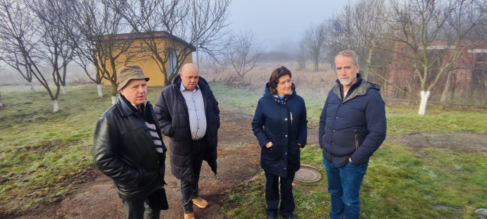 Nagy Sándor, a csongori iskola igazgatója, Baksa András, Csongor elöljárója, Bozó Zsuzsanna és Michael Cojocar adományozó Csongoron. Fotó: Kolozsi Ádám