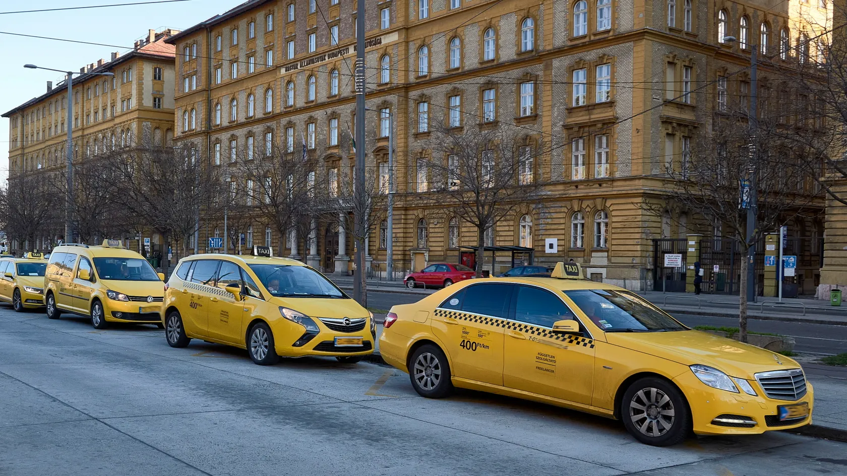 Hétfőtől drágul a taxizás Budapesten