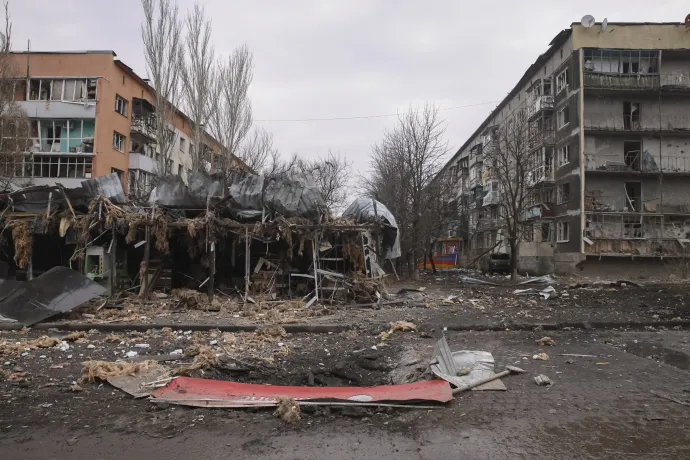 Romos épület a kelet-ukrajnai Donyecki területen fekvő, az orosz hadsereg által ostromlott Bahmutban – Fotó: Jevhen Tyitov / MTI / AP 