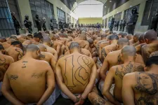 Százfős cellákban két vécé, megtelik a 40 ezres óriásbörtön Salvadorban