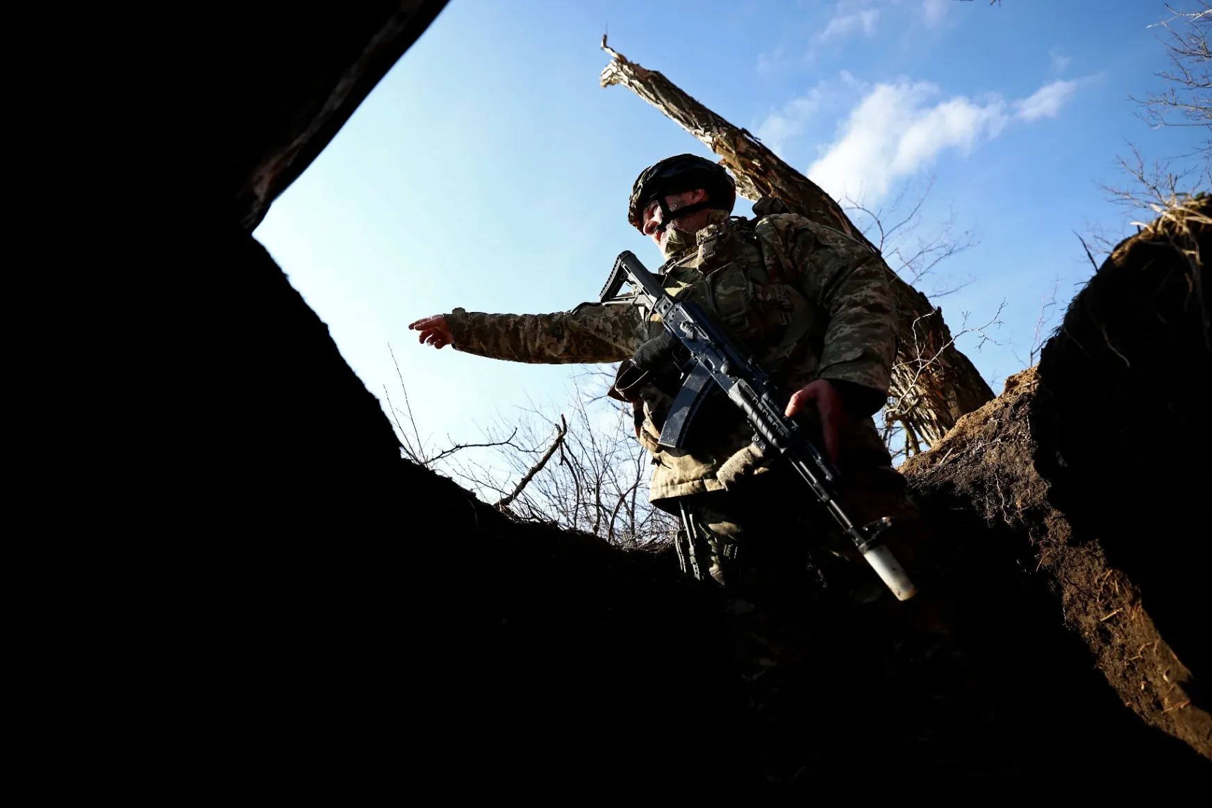 Brit védelmi minisztérium: Az oroszoknak sokszor annyira nincs lőszerük, hogy gyalogsági ásókat használnak rohamfegyverként