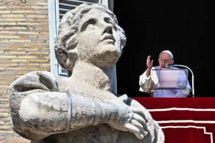 Ferenc pápa a pápai lakosztályból tartotta a vasárnapi beszédét a Szent Péter téren – Fotó: Filippo Monteforte/AFP
