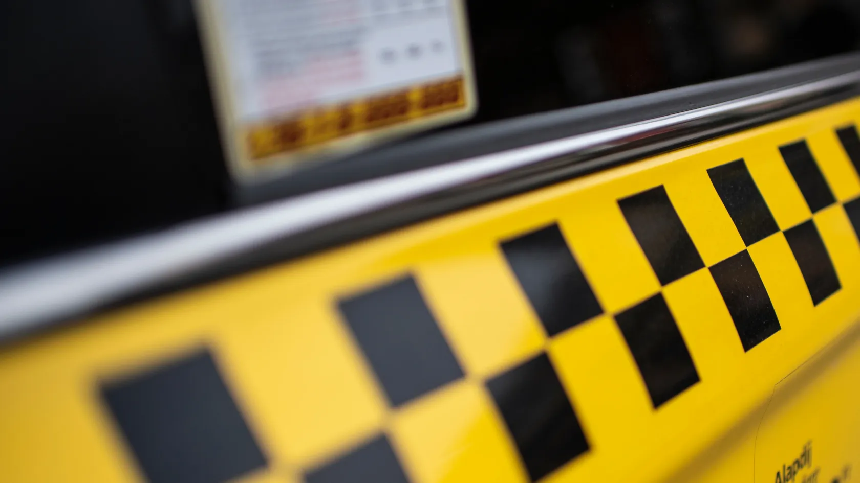Egy év alatt 47-57%-os drágulás: mától ismét nőttek a taxistarifák Budapesten