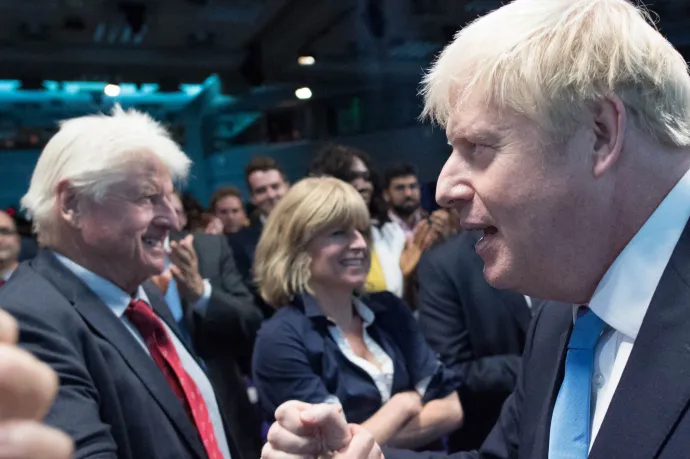 Körbenézett Boris Johnson, kit lehetne lovaggá ütni, megakadt a szeme saját apján