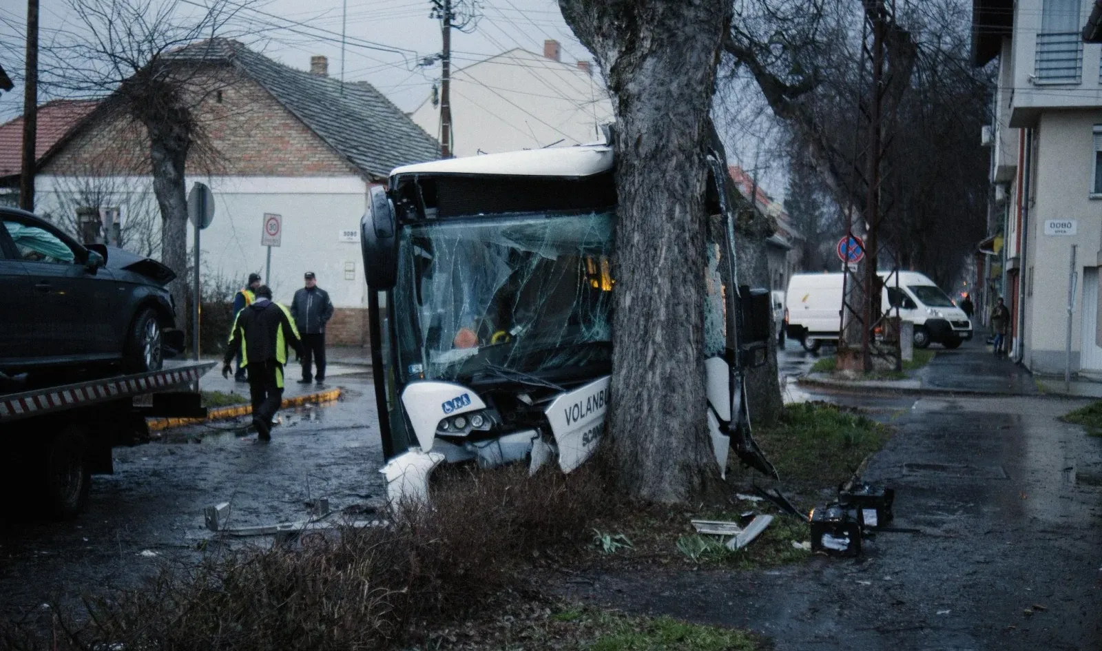 Fának ütközött egy helyi busz Szegeden, 11-en megsérültek, egy ember életveszélyesen