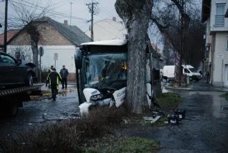 Fának ütközött egy helyi busz Szegeden, 11-en megsérültek, egy ember életveszélyesen