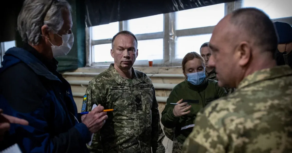 Az ukrán szárazföldi erők parancsnoka ellenőrzést tartott Bahmutban