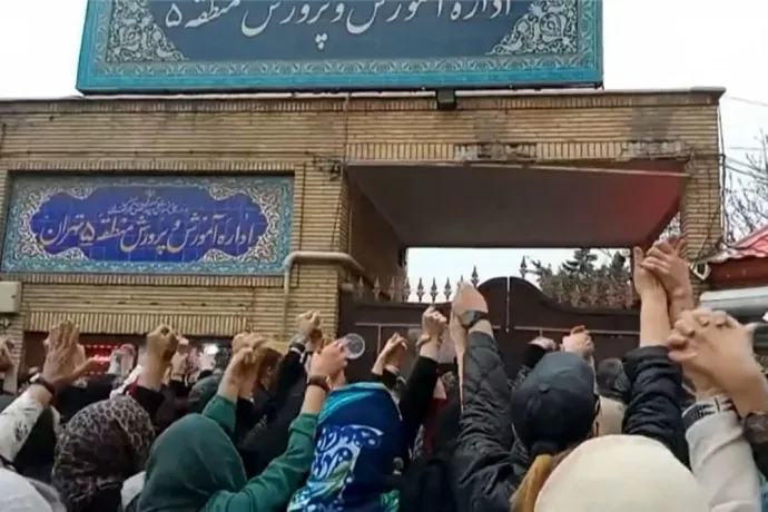 Az UGC 2023. március 4-én az ESN platformon közzétett videójából készült felvételen látható, amint családok gyülekeznek és jelszavakat skandálnak az oktatási minisztérium teheráni épülete előtt – Fotó: AFP