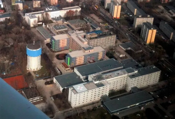 A Petz-kórház tömbje sok szárnnyal és bejárattal – Fotó: Facebook / Petz