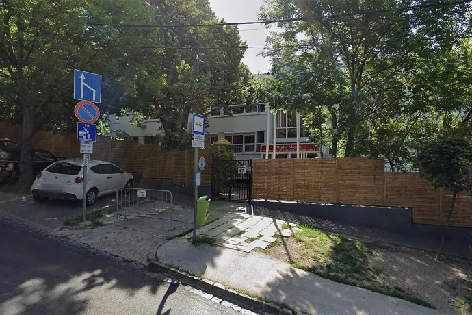 A II. kerületi Szabó Magda Magyar–Angol Kéttannyelvű Általános Iskola bejárata – Fotó: Google Street View