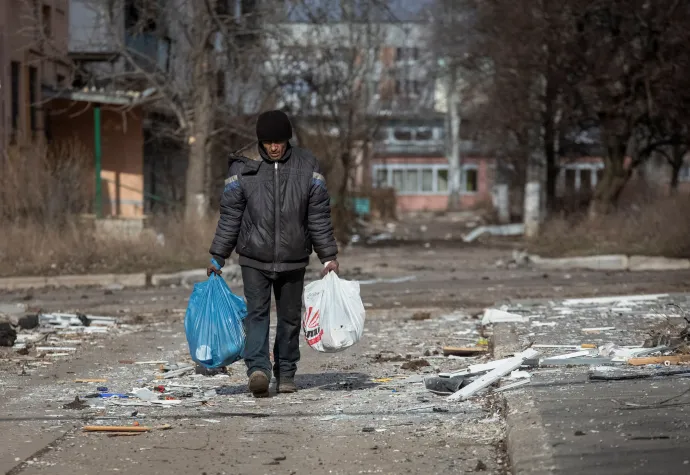 Bahmut egyikutolsó lakója bevásárlásból való hazatérés közben Fotó: Oleksandr Ratushniak / Reuters