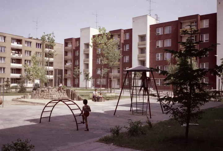 Játszótér Tatabányán 1979-ben, így nézett ki egy átlagos lakótelepi játszótér a rendszerváltás előtt – Fotó: VÁTI / Lechner Nonprofit Kft. Dokumentációs Központ / Fortepan