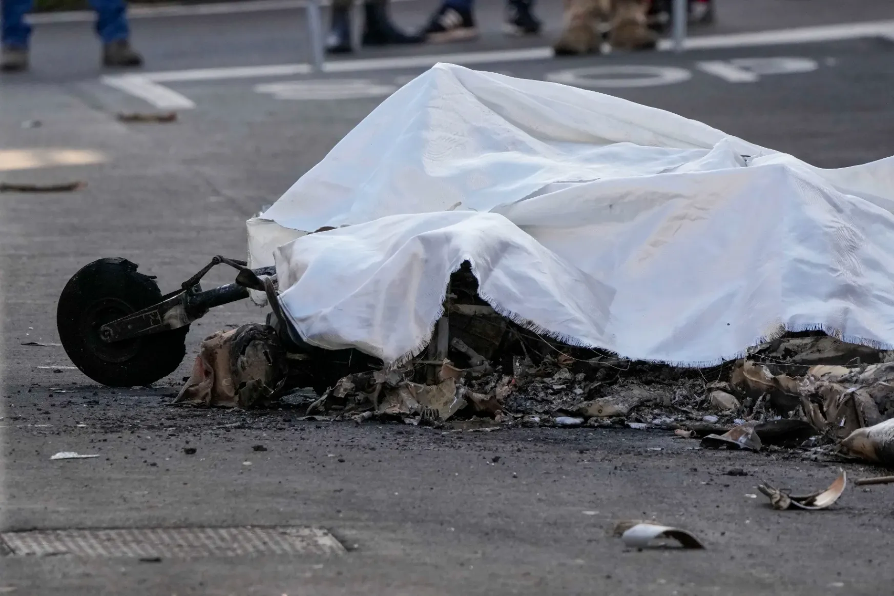 Égő roncsok hullottak az olasz városra, miután összeütközött két katonai gép