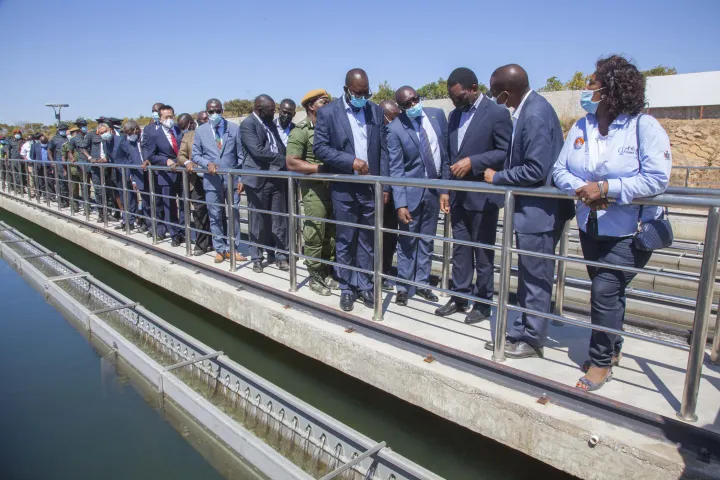 Egy kínai hitelből megvalósult vízügyi projekt átadása a zambiai fővároshoz közeli Kafuéban – Fotó: Martin Mbangweta / Xinhua News Agency / AFP
