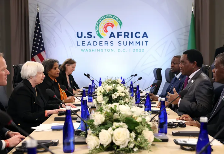 Janet Yellen amerikai pénzügyminiszter Hakainde Hichilema zambiai elnökkel tárgyal az amerikai–afrikai vezetők csúcstalálkozóján 2022. december 15-én Washingtonban – Fotó: Kevin Dietsch / Getty Images