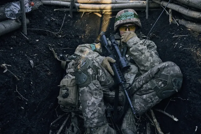 Ukrán katona ül egy lövészárokban az ostromgyűrűben lévő Bahmutban 2023. március 5-én – Fotó: Libkos/MTI/AP 