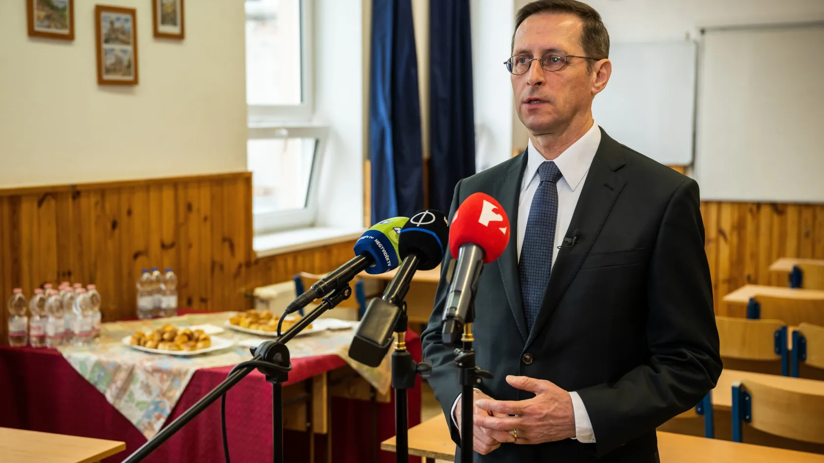 Varga Mihály megígérte, hogy a bankoknál és a gyógyszeriparban csökkentik az extraprofitadót