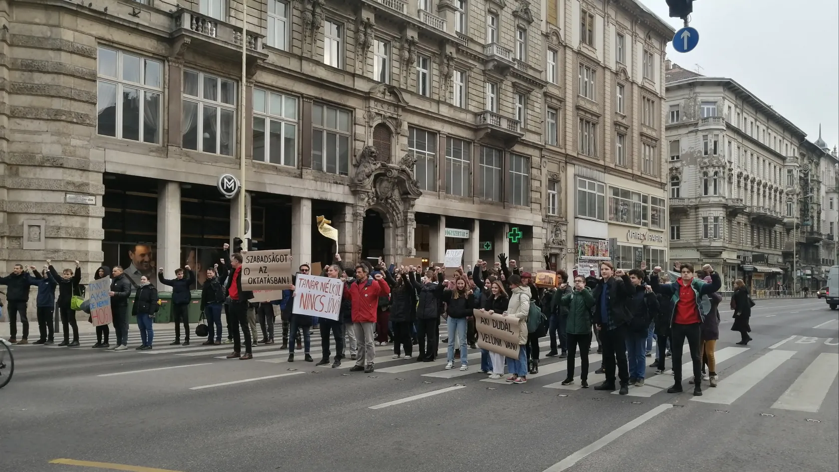 „Tanár nélkül nincs jövő!” – üzenték demonstrálók a Ferenciek tere zebrájánál várakozó autósoknak