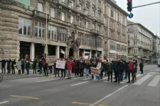 „Tanár nélkül nincs jövő!” – üzenték demonstrálók a Ferenciek tere zebrájánál várakozó autósoknak