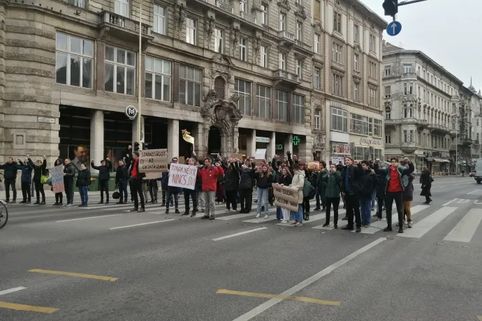 „Tanár nélkül nincs jövő!” – üzenték demonstrálók a Ferenciek tere zebrájánál várakozó autósoknak