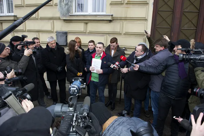 Galambos Lajos családja körében nyilatkozik, miután távozott a székesfehérvári büntetés-végrehajtási intézetből 2016. január 24-én – Fotó: Lakatos Péter / MTI