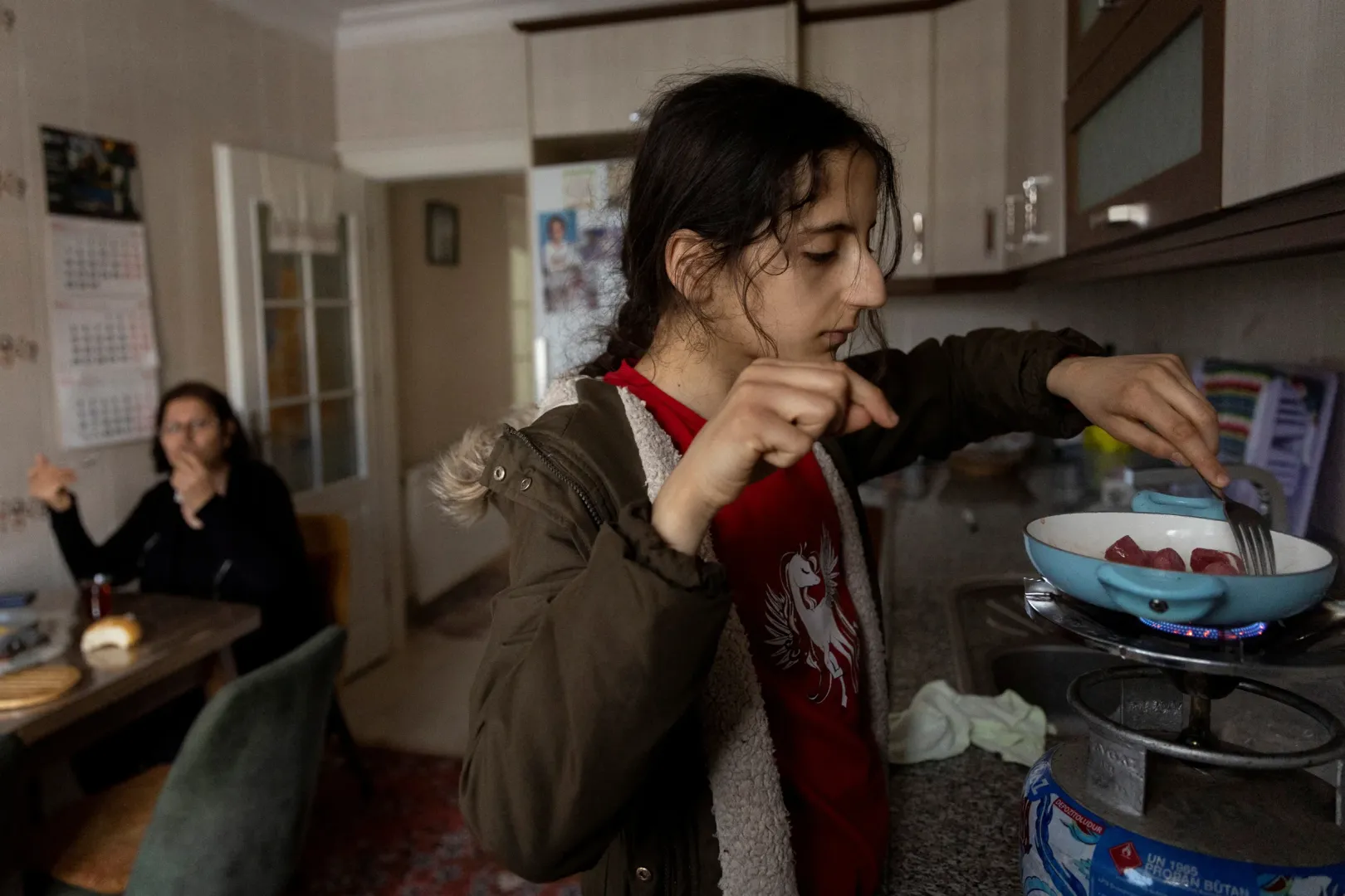 Nehir Karan otthonában főz – Fotó: Eloisa Lopez / Reuters