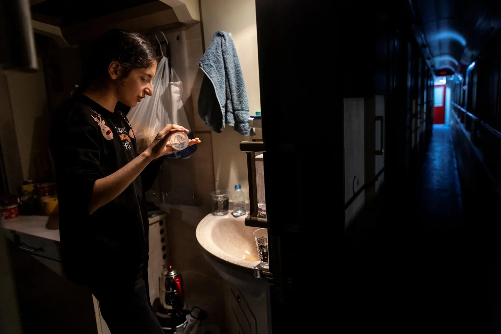 Lefekvés előtt Nehir fertőtlenítőt ken a kezére – Fotó: Eloisa Lopez / Reuters