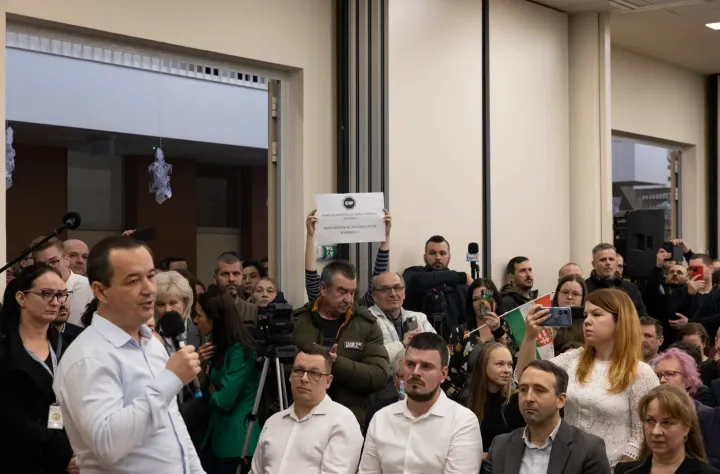 Apáti István (bal elöl) a CATL januári debreceni közmeghallgatásán – Fotó: Hevesi-Szabó Lujza / Telex