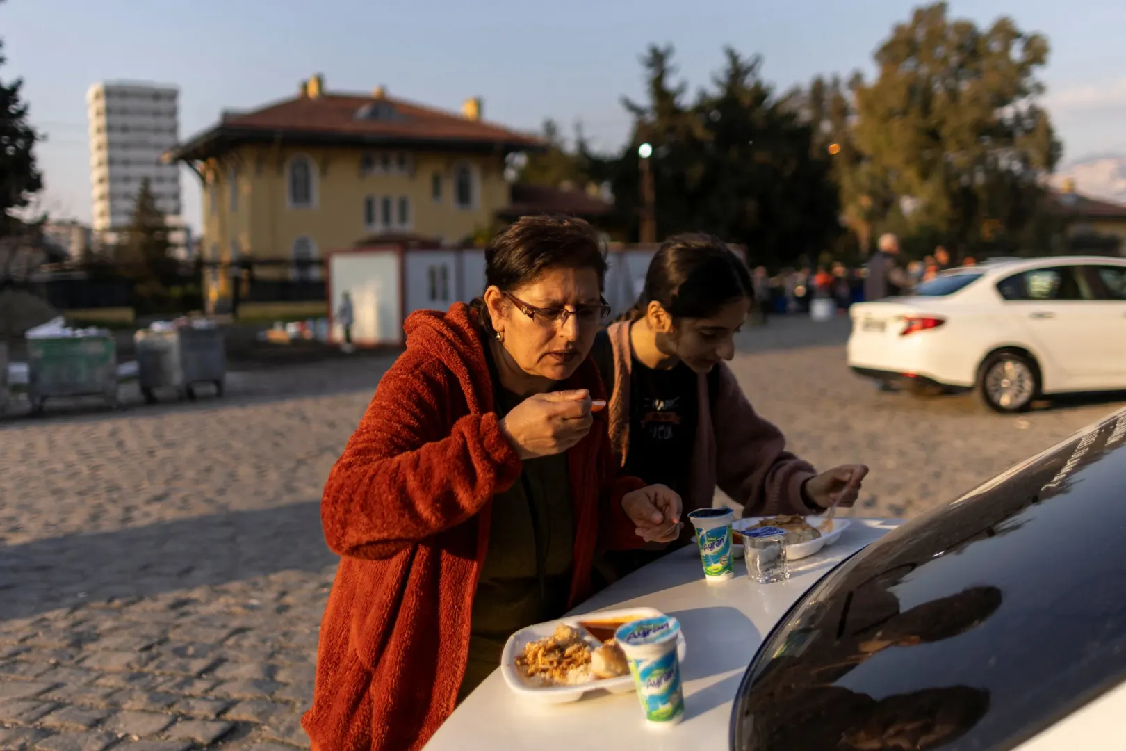 Sabriye és Nehir elfogyasztják a kapott ebédet – Fotó: Eloisa Lopez / Reuters