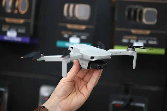 További laptopok, és drónok, programozható robotok is érkeznek majd az iskolákba