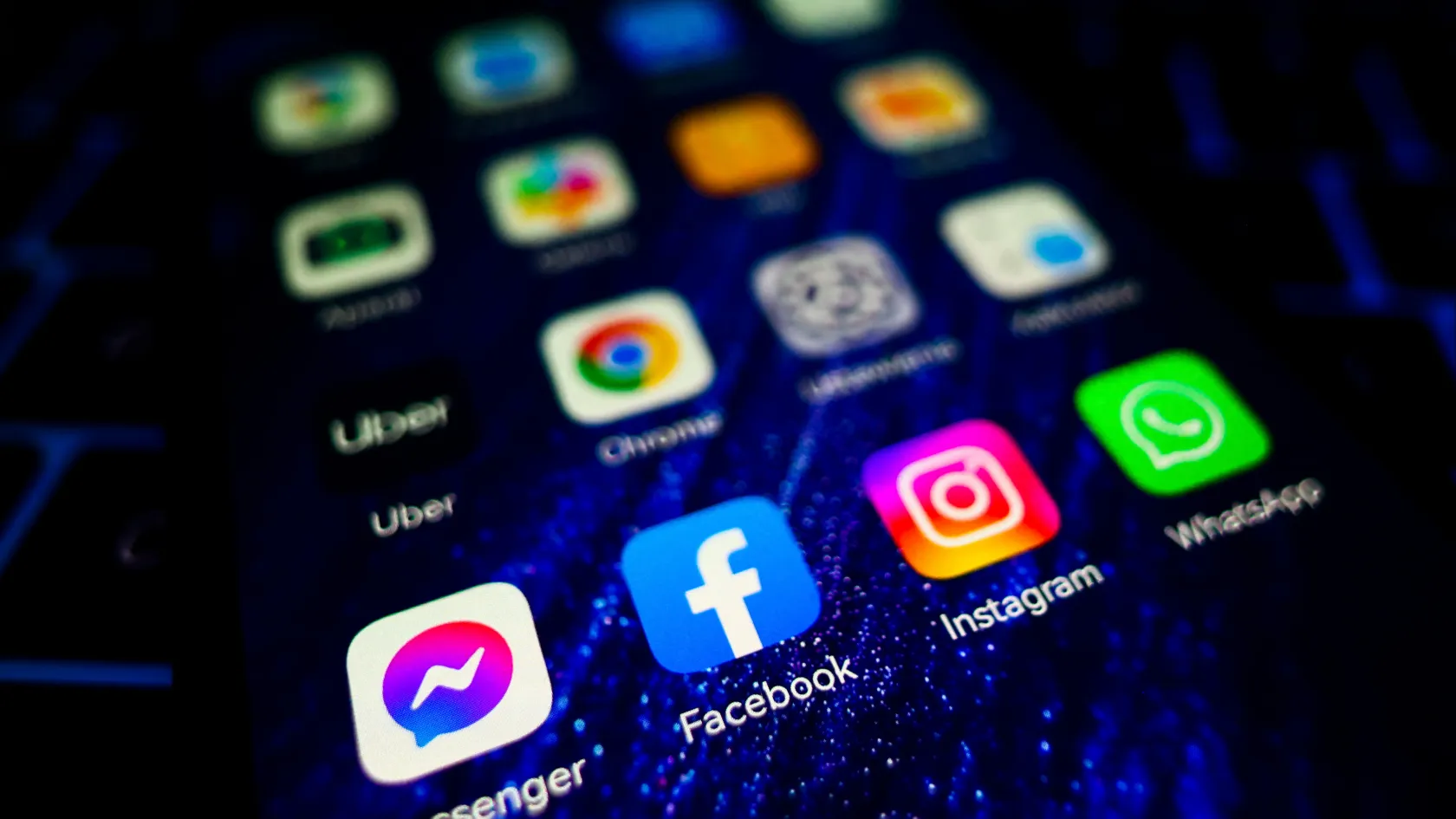 9 év után visszaraknák a Messengert a Facebook appba