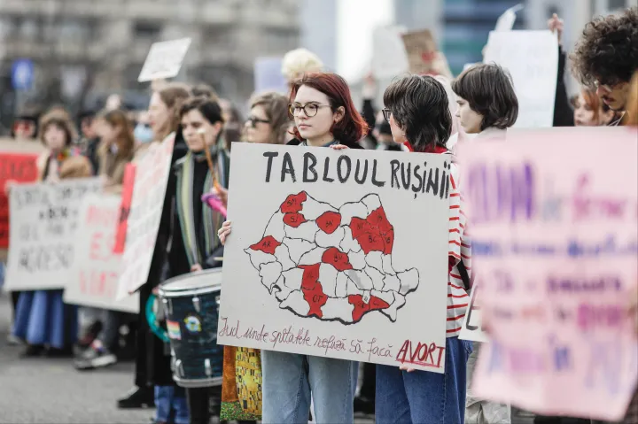 Az abortuszhoz való jogért tüntettek feministák Bukarestben