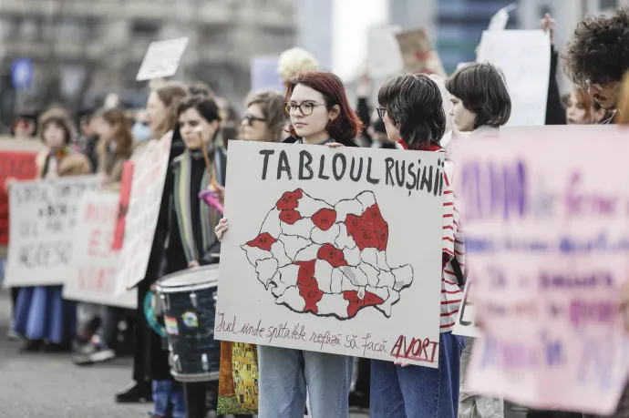 Az abortuszhoz való jog mellett tüntetnek Bukarestben, 2023. március 8-án – Fotó: Octav Ganea / Inquam Photos