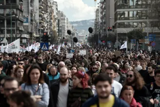 „Ez nem baleset, ez egy bűncselekmény” – újabb tízezres tüntetéseket tartottak Görögországban