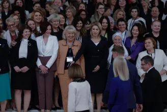 Kőkemény szexizmus dúl a román parlamentben: lenézik, kigúnyolják, háttérbe szorítják a női politikusokat