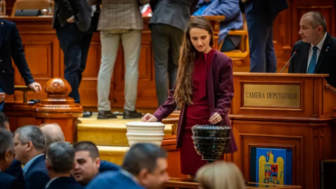 Oana Țoiu a parlamentben – Fotó: Oana Țoiu Facebook-oldala