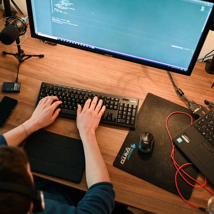 Jutalmak helyett most már fenyegetésekkel próbálják visszaterelni Oroszországba a külföldre menekült informatikusokat