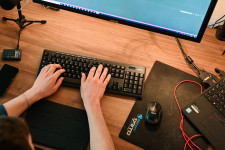 Jutalmak helyett most már fenyegetésekkel próbálják visszaterelni Oroszországba a külföldre menekült informatikusokat